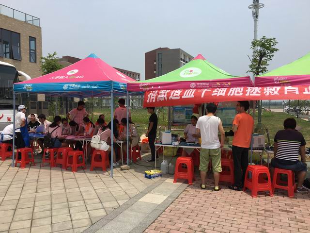 学校组织团员青年开展无偿献血活动