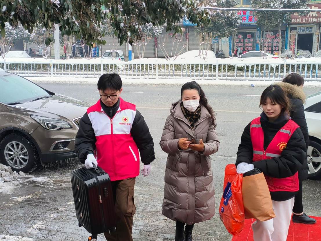 志愿者尤伟参加泗县县委组织的春运“暖冬行动”志愿服务活动