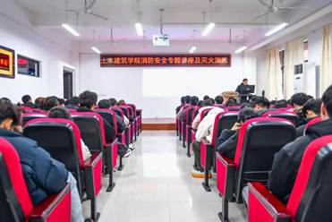 房间里有许多行李和人 AI 生成的内容可能不正确。 房间里有许多行李和人 AI 生成的内容可能不正确。