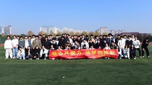 一群人站在草地上 AI 生成的内容可能不正确。